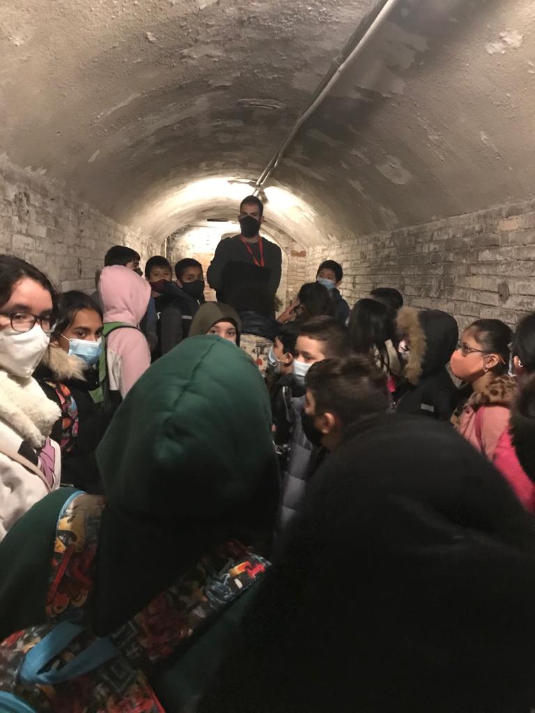 EMiralletes's tweet photo. Ahir els alumnes d 6è d @EMiralletes van visitar el refugi antiaeri del poble-sec.Sentir la foscor d'aquells dies,no tan llunyans,de guerra i bombardejos a la nostra ciutat enriquirà segur la seva xarxa d'aula i la seva memòria. @consorciedubcn @Bcn_CiutatVella @aliancesmagnet https://t.co/3SgvRHsqjM