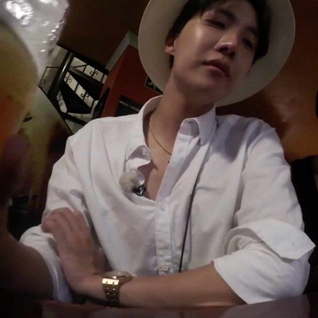 sugatradamus's tweet photo. @choi_bts2 @BTS_twt two types of white hobi

cutie vs. hottie https://t.co/Dd1gKoqQ2g
