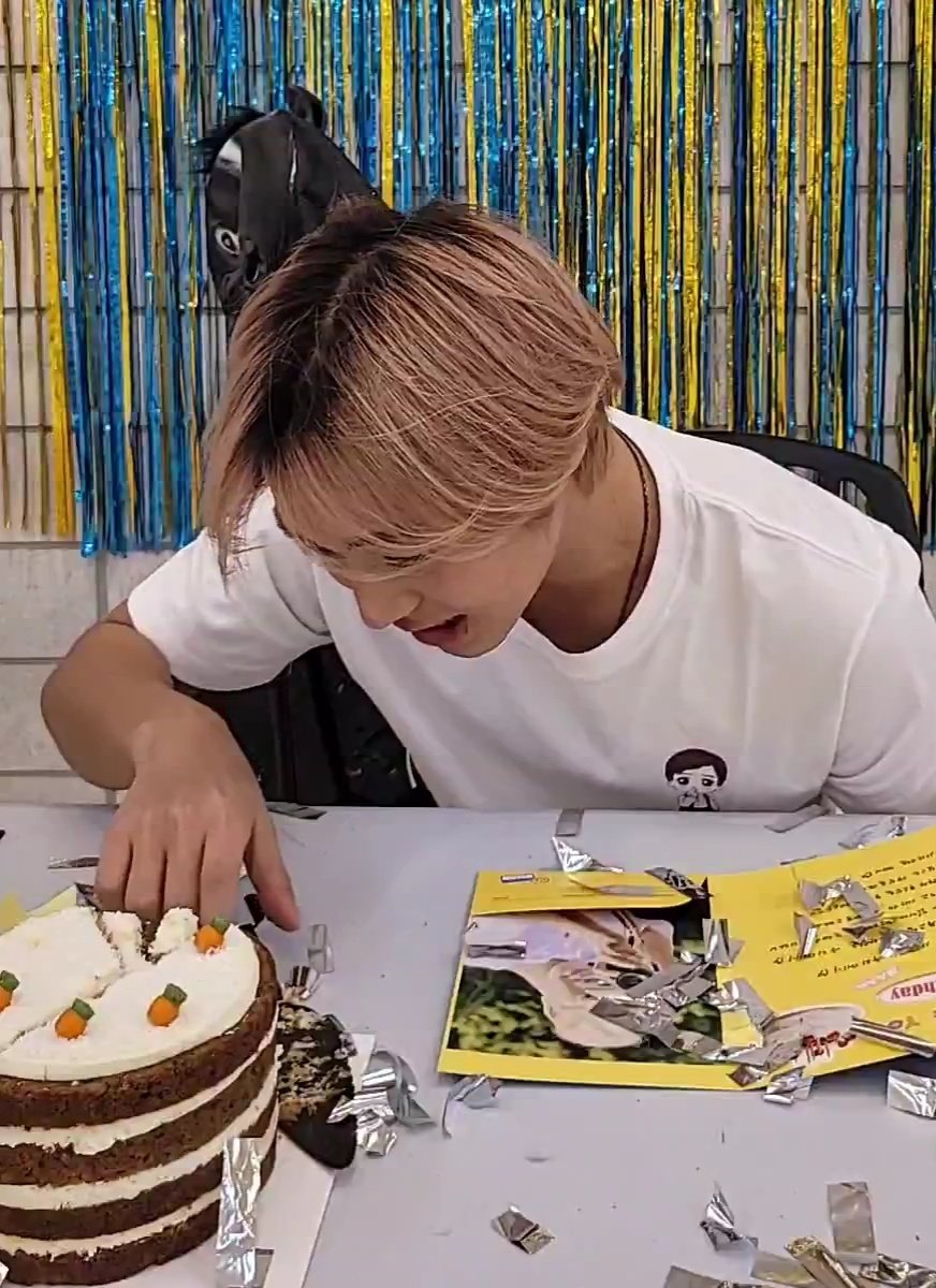 LQ_SAVE's tweet photo. 2020 이얍!!                               2021 이얍!!
2020 케이크 살려                      2021 케이크 살려 https://t.co/PJwJkMinIQ