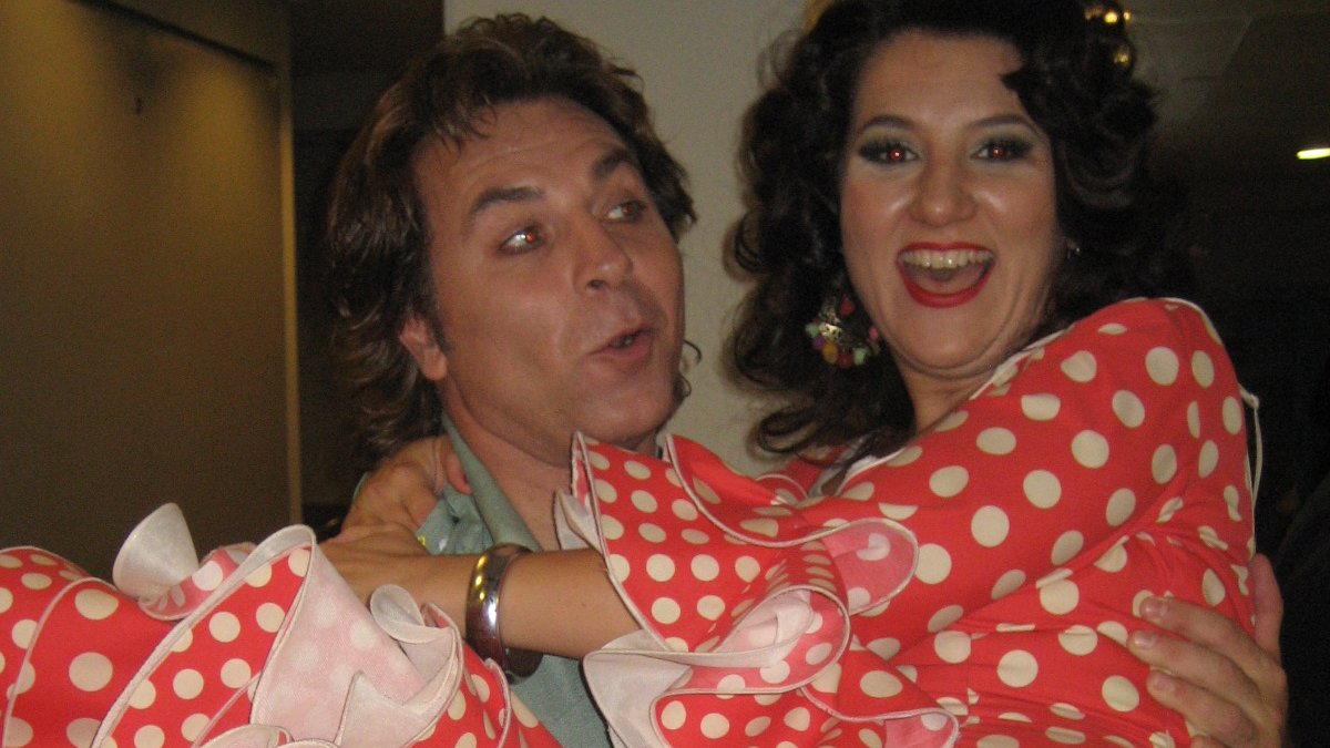 MebbyOPERA's tweet photo. Si pudieran poner en la balanza la cantidad de miedo versus la cantidad de disfrute que pones en tus representaciones, ensayos, estudio, etc, ¿qué proporción tendría cada uno? 
En la foto disfrutando los ensayos de Carmen de Bizet, con el magnífico tenor Roberto Alagna.👇Hilo... https://t.co/WZAx3YzvgV