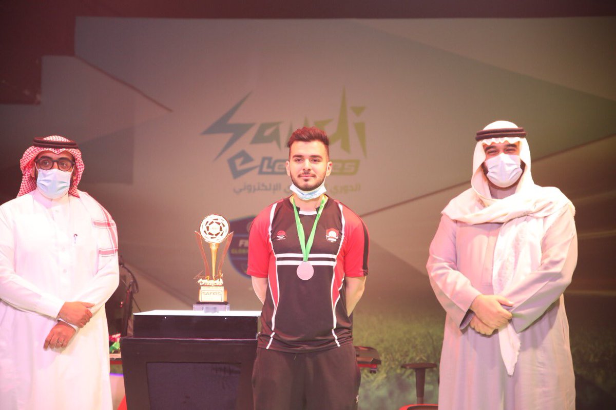 Maar99x's tweet photo. اللهم لك الحمد حتى ترضى🌹
مال للذهب الا ذهب و كلنا ذهب ولا بينا خاسر و الشرف لي اعتلي المنصة مع الابطال هذولي❤️
احب اشكر جميع من ساندني و وقف معي ، الفضل كله يرجع لكم و القادم أفضل 

فاموووووووووووس 
@alraedclub 
#اي_دوري 
#eMBS_Saudi https://t.co/IsHYzeOsAF