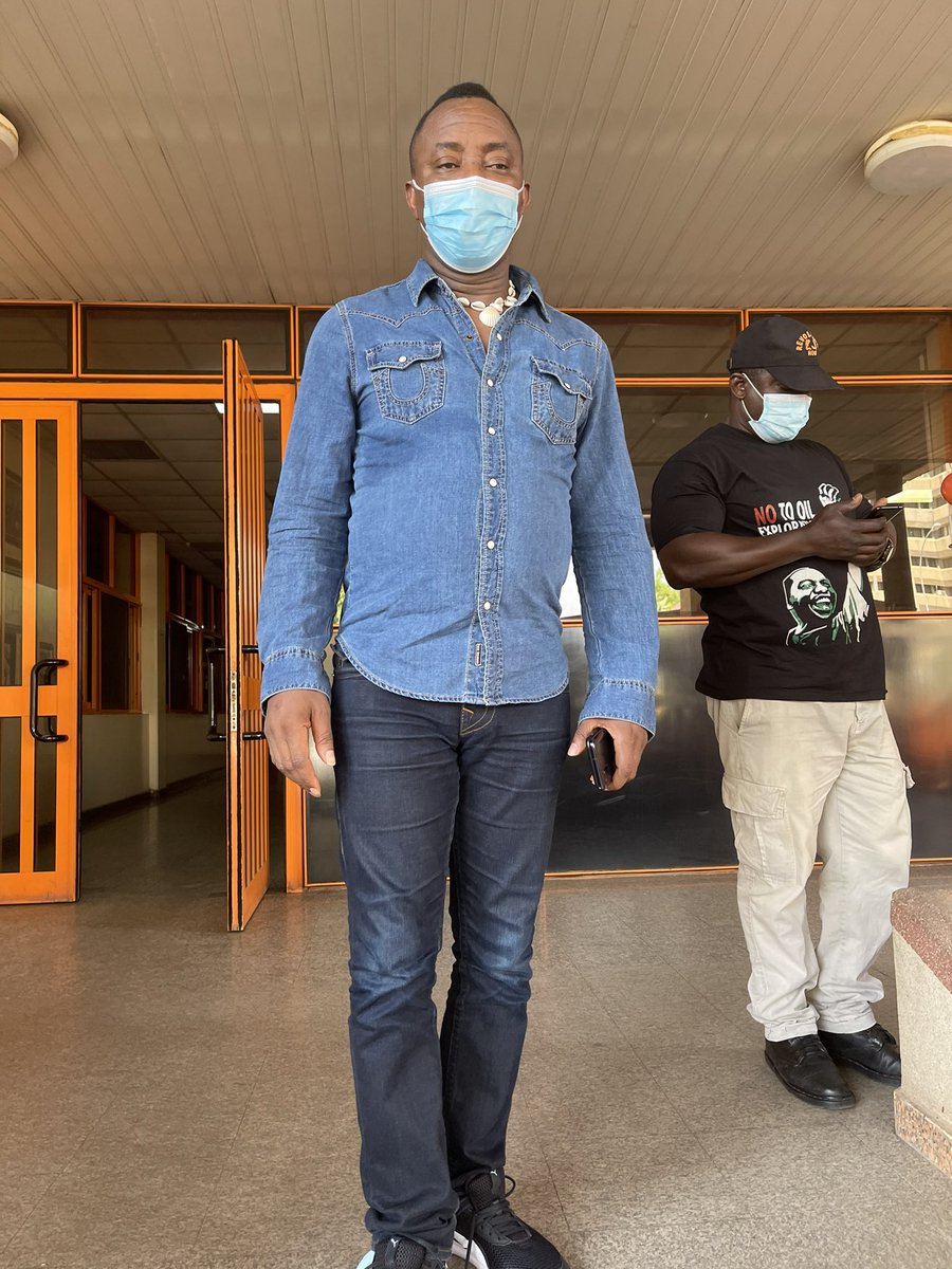 tellatemitayo's tweet photo. RT @sowore: At the FCT High Court today where a Magistrate ordered that I report twice a week over #Crossoverprotest #Revolutionnow https://t.co/deM5HaTOtz