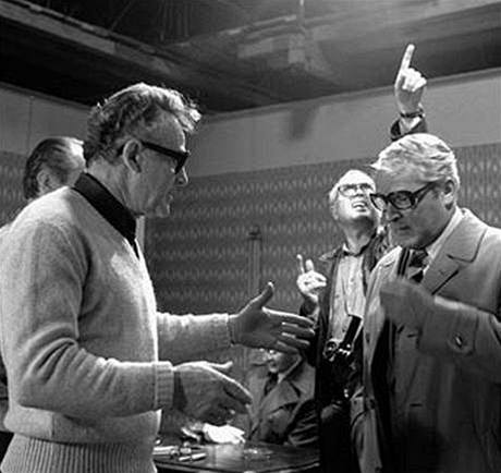 Bawić niewprawnym posługiwaniem się propagandową maczugą, budzić niesmak cynicznym zaangażowaniem zasłużonych twórców (choćby samego Jiřiego Sequensa, reżysera serii i autora pierwszego czechosłowackiego serialu kryminalnego w dziejach "Hříšní lidé města pražského" z 1968)...