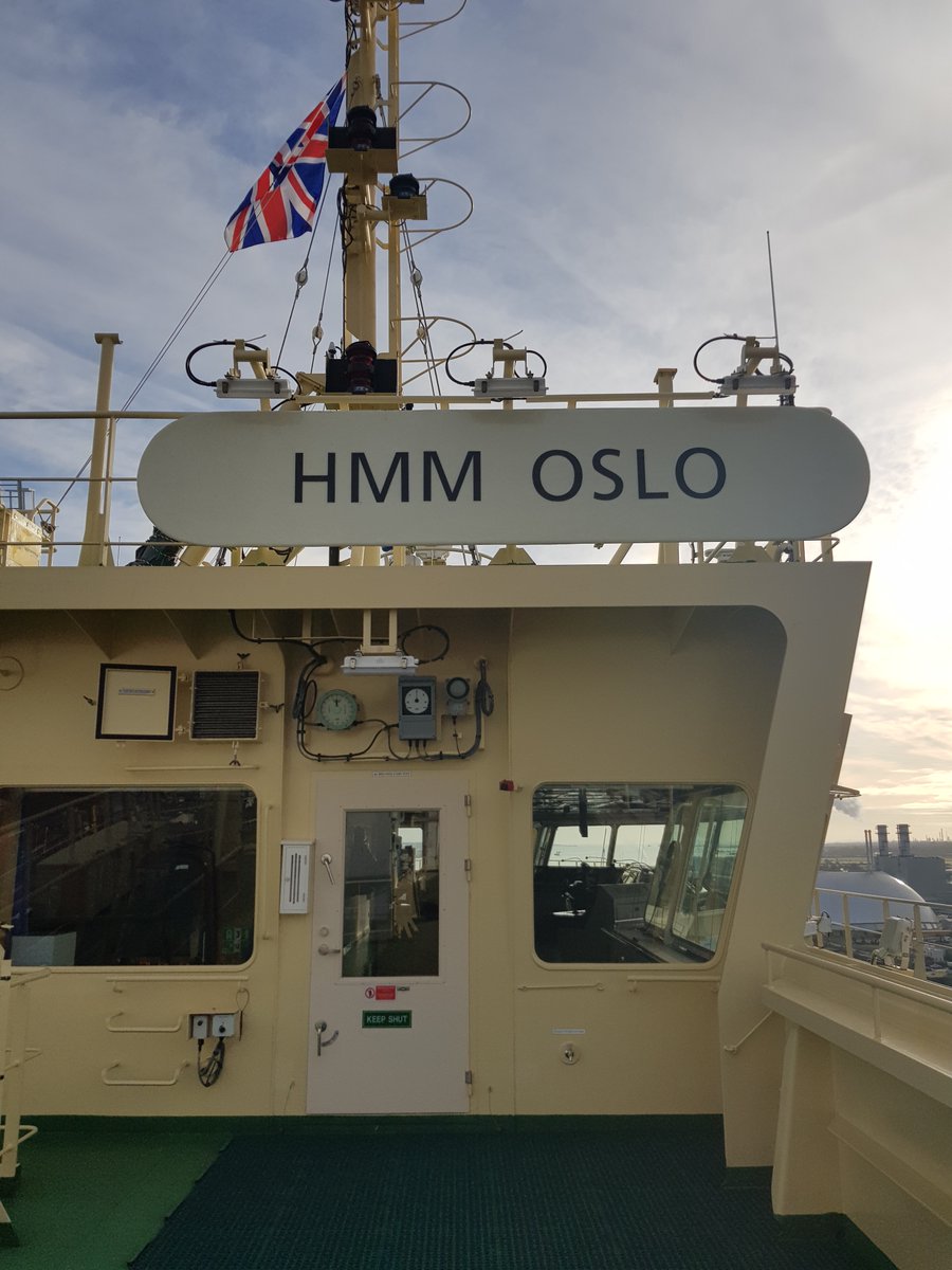 Hammond_Agency's tweet photo. #HMMOslo in Southampton yesterday evening. Excellent to see that even in such challenging times supplies still make it through #SupplyChain #Hyundai @SCHTWEETS_  #cargo @ABPSouthampton @shipsofsouthamp @DPWorldSouthamp https://t.co/SESmauK3GE