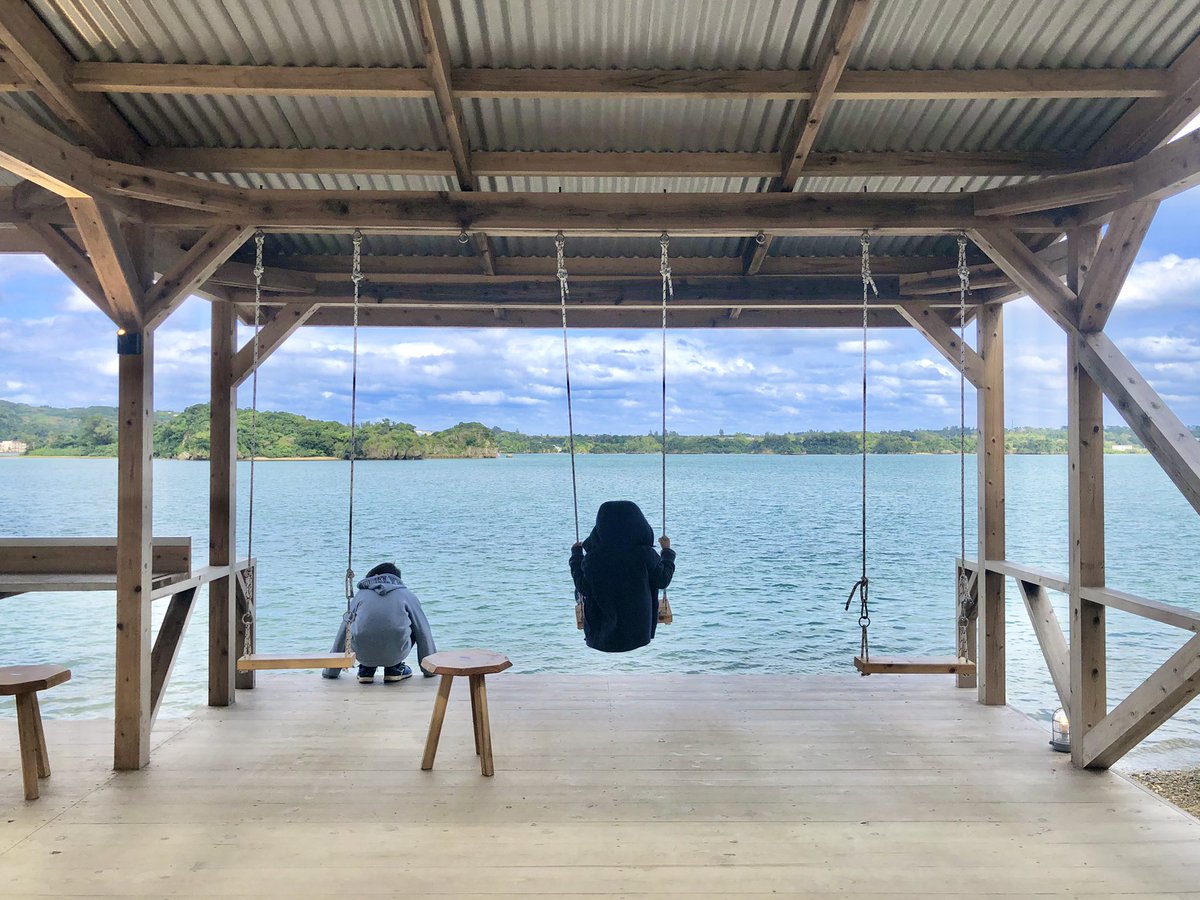 yskemoto's tweet photo. 沖縄北部名護、羽地内海を望む「FIFI PARLOR」は壁も窓も密もない木の柱とトタン屋根のみの風通しと見通し抜群のオーシャンフロントなカフェ。海に投げ出されそうなブランコもポチギのパレットもオリジナルブレンドのコーヒーも◎。奇しくも三密回避時代にぴったり。やんばるドライブの一休みにぜひ。 https://t.co/5a8AwIRMbr