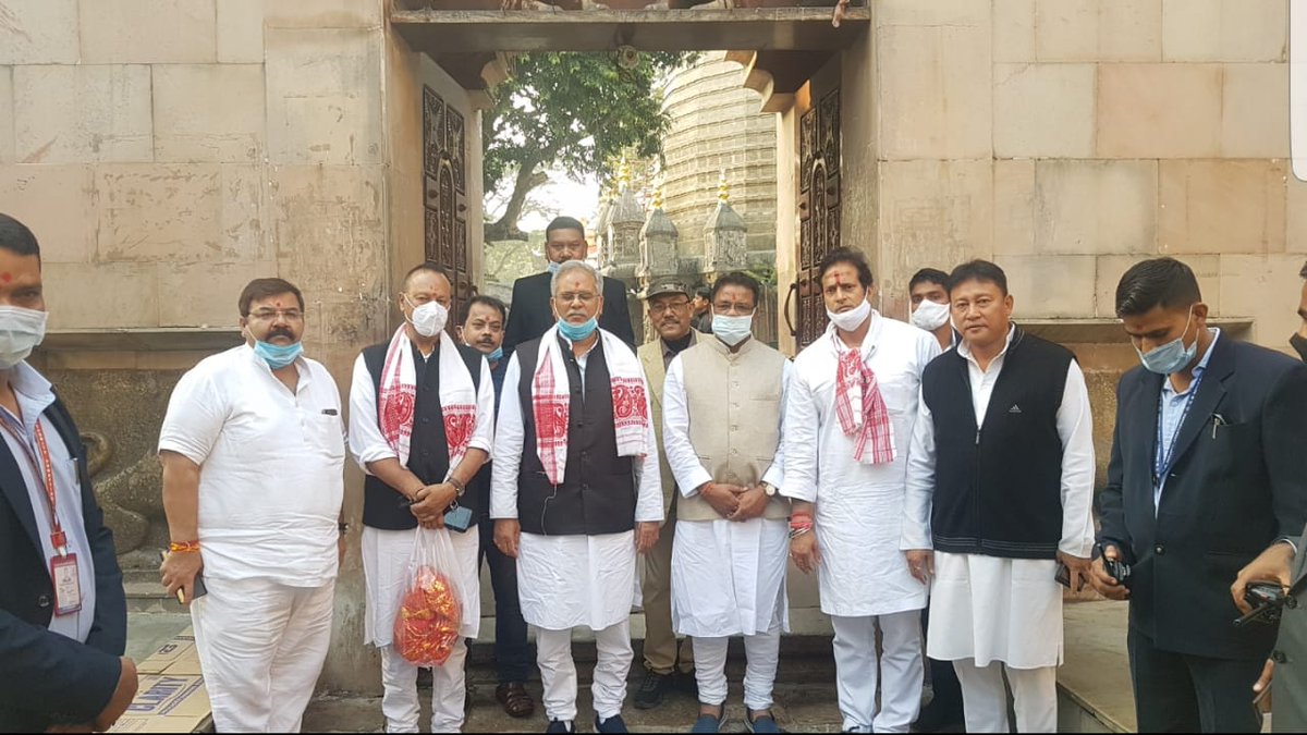 bhupeshbaghel's tweet image. आज दो दिवसीय असम प्रवास पर गुवाहाटी के समीप कामाख्या पहुँचकर विश्व प्रसिद्ध माँ कामाख्या मंदिर दर्शन करने का सौभाग्य प्राप्त हुआ।

माँ कामाख्या के दर्शन कर देश एवं प्रदेशवासियों की खुशहाली की कामना की। @INCAssam