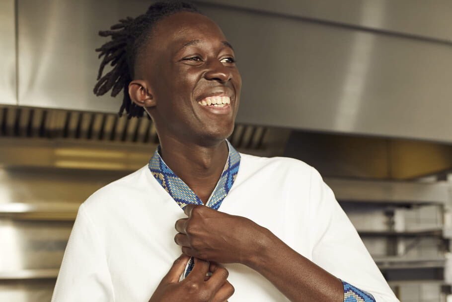 Tout sourit au jeune chef #MorySacko ! L’ex-candidat de Top Chef, vient d’obtenir sa première étoile dans le #GuideMichelin avec son restaurant Mosuke ! Bravo à lui 👏🏿!