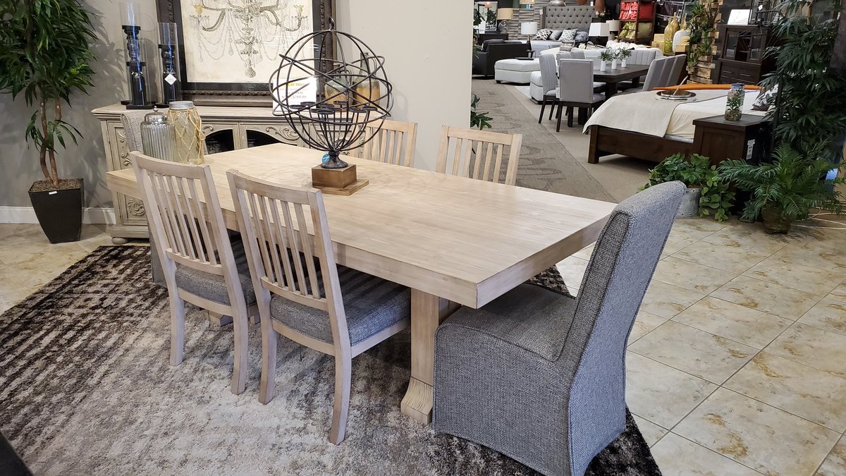 This 🍽dining room collection just hit our showroom floor in Roanoke. 

📲Click on the link below to 🗓set an appointment to come see me or 📩message me for more details:

fb.com/book/loganmoub…

#TheSalesSavage #AshleyHomestore #Tempurpedic #Beau #Sealy #StearnsandFoster