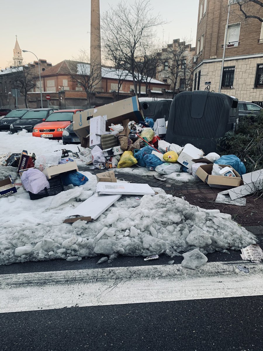 BertaVall's tweet photo. @AlmeidaPP_ @MADRID por favor cuando vais a limpiar las calles?? La basura de delante de mi casa empieza a cobrar vida https://t.co/BVgBv5Ug2v