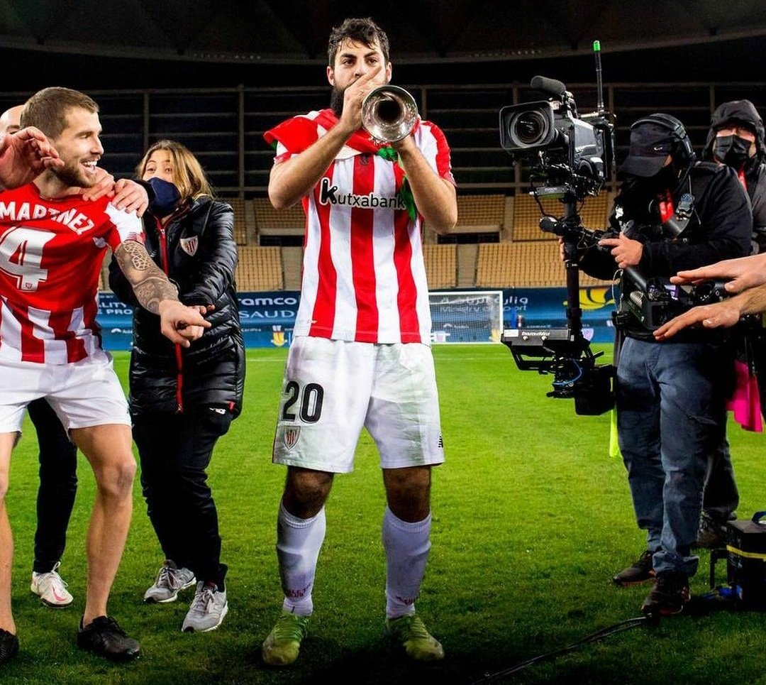 -Entra en el minuto 83 y lleva el partido a la prórroga en el minuto 90.
-Provoca la primera expulsión de Messi con el Barça en 15 años.
-Le pregunta por la acción de Messi y dice que: "Sa enfadau".
-Toca la trompeta para celebrarlo.

Que carisma tienes, ASIER VILLALIBRE.