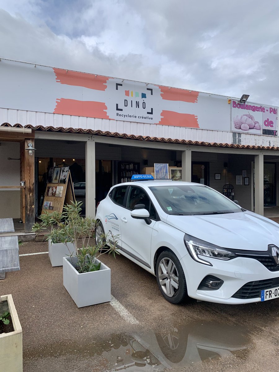CRESSCorsica's tweet photo. [#PrixESS2020] 15/01/2021 Remise du Prix Régional #ESS  2020 à la  #recyclerie créative Dino 👏

Recyclerie portée par l'#association porto-vecchiaise Sud Corse Insertion 👉 https://t.co/ows0WYU7zS

#réductiondesdéchets #Ademe https://t.co/00VEwmEe9E
