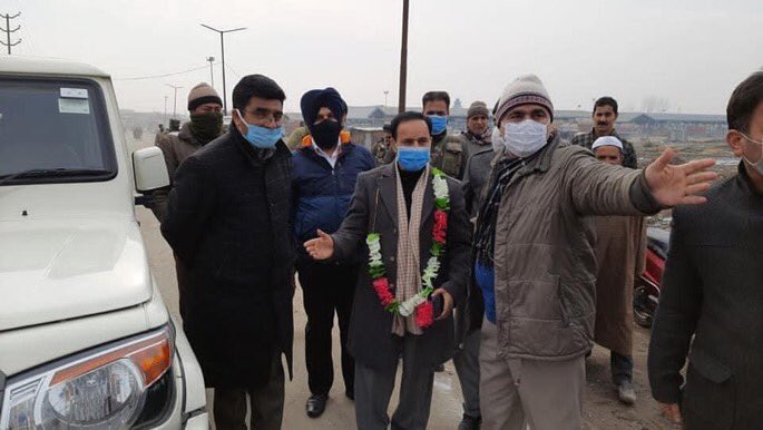 Kakaji29's tweet photo. The tenure of @DrGnitoo Sahab as DC Baramulla was a golden period for Fruit Industry. I salute and hail the efforts and approach of Former DC Baramulla to uplift the Fruit Industry. 
Dr. G N Itoo Sahab played a pro-farmer and pro-grower role for the betterment of Fruit Industry. https://t.co/ZosNgGjyK9