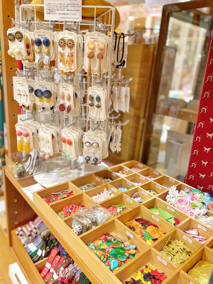 スミス エキュート品川 Ar Twitter Lido Lido Merceria フェア アンティークのボタンなどを使ったアクセサリー 個性的なパーツとパーツで 1点ものの組み合わせになっています コーディネートのワンポイントになりそうです Delfonics デルフォニックス