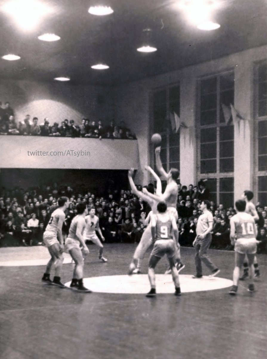 ATsybin's tweet photo. 1964 год. Казань. Фрагмент игры юношеского первенства СССР по баскетболу в новом Дворце культуры имени Урицкого на улице Производственной (ныне ул. Королёва). https://t.co/QHJKkYKDFX