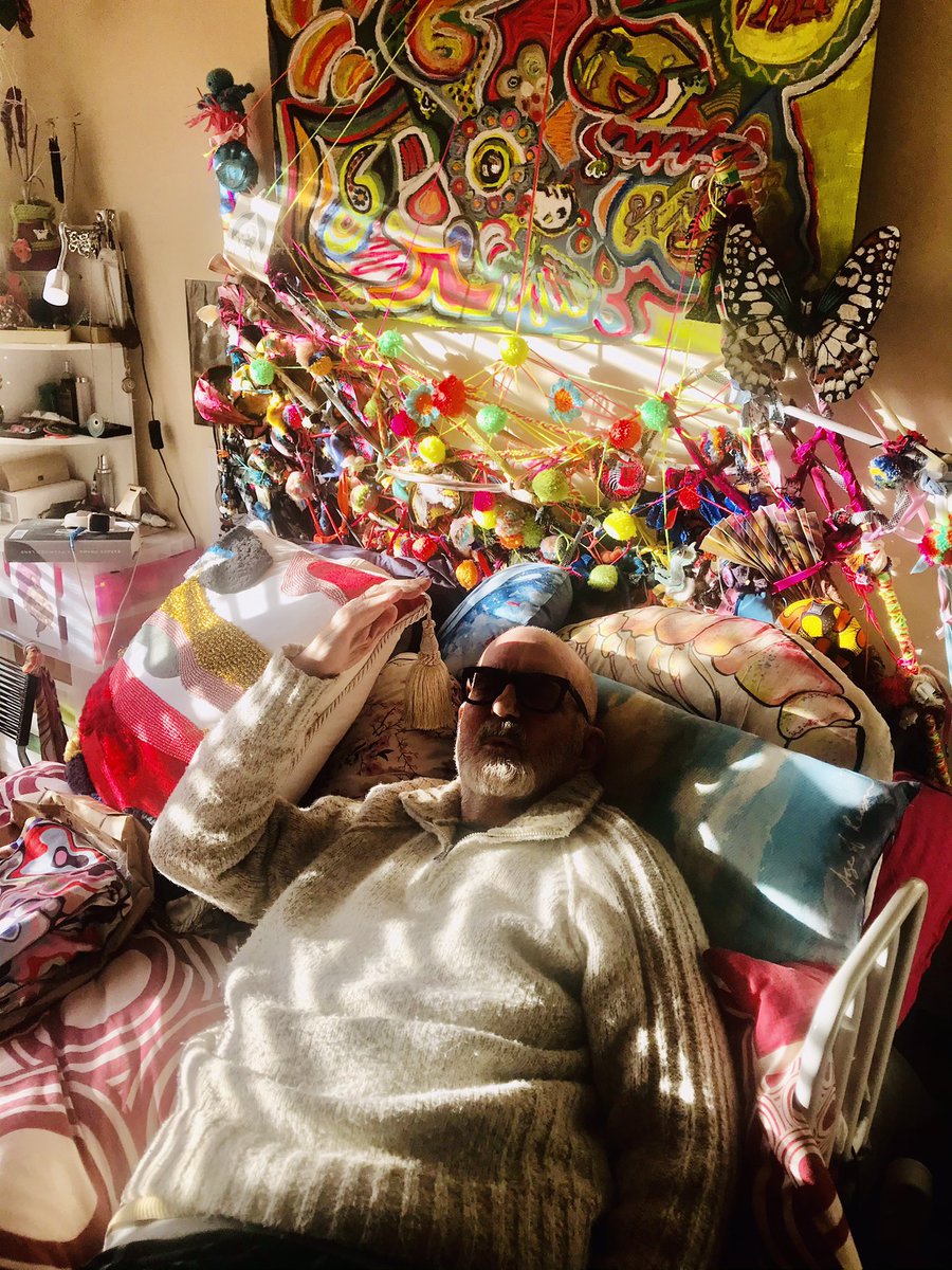 WickertRachel's tweet image. Day 17 ~ finding light 
#thejanuarychallenge @64M_Artists 
#êtresdelumière #lightshadow