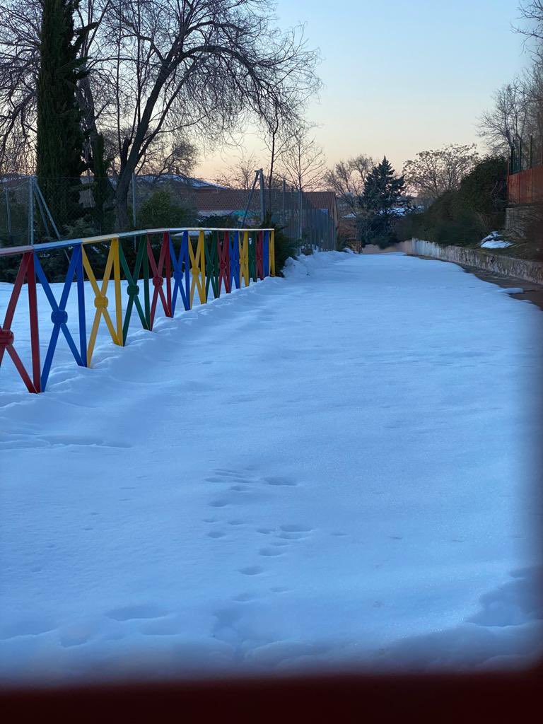 AmpaBlasdeOtero's tweet photo. Y asi sigue nuestro colegio, sin ayuda y sin limpiar @AytoAlcorcon @natadeandres @AlcorconEduca @ComunidadMadrid @Hardcorcon @FAPA_Giner_Rios #Alcorcon #Filomena ¿de verdad que el miercoles vamos a poder entrar? https://t.co/0anN5Ry2b6