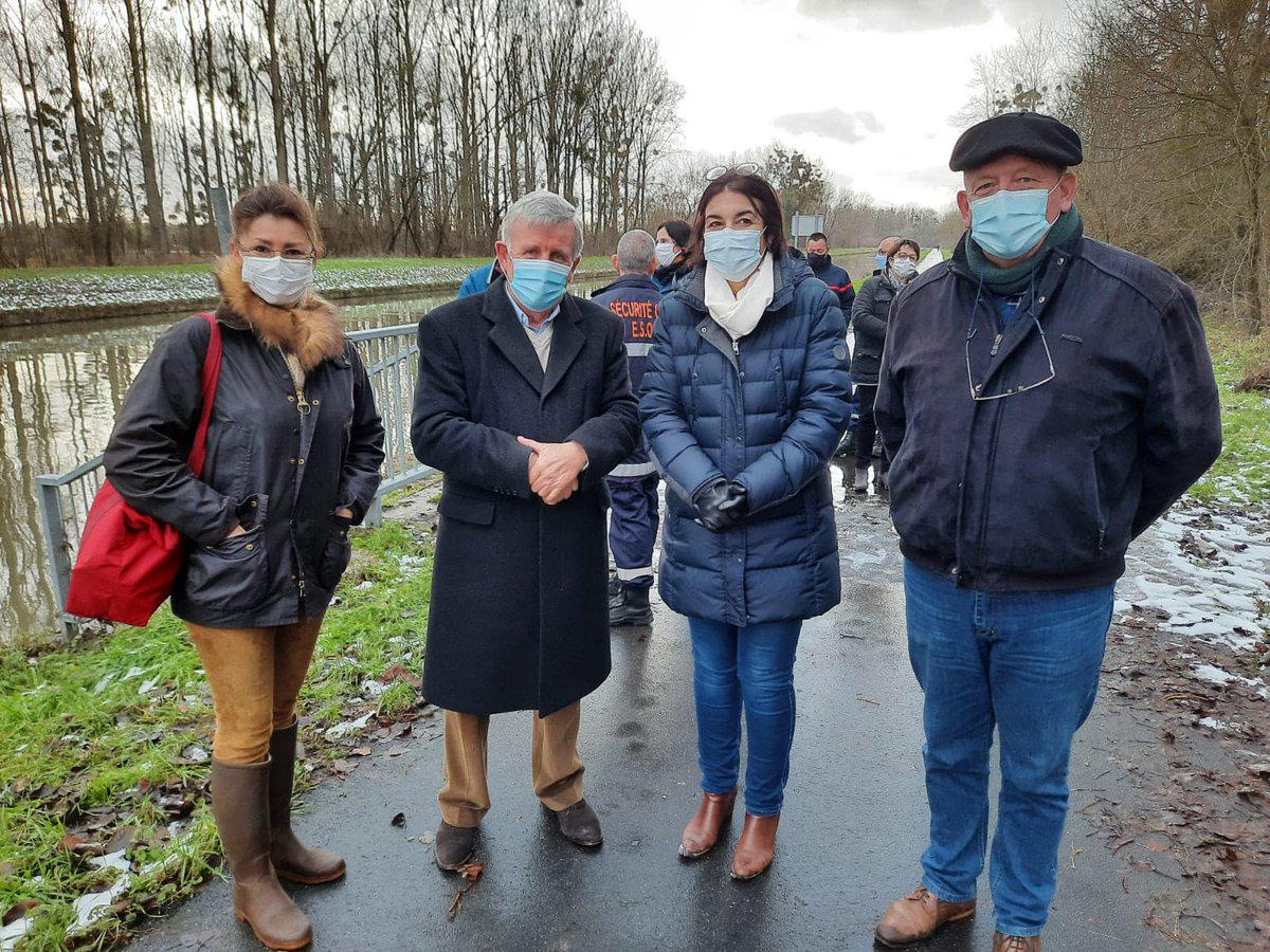 ASBFontaine's tweet photo. Devant un risque imminent de nouvelles #inondations à #Appilly, je m'y suis rendue dimanche au nom de la Région @hautsdefrance pour m'assurer que les mesures sont mises en œuvre pour protéger habitants et emplois. @xavierbertrand suit heure par heure l'évolution de la situation. https://t.co/MQtdq4JXLy