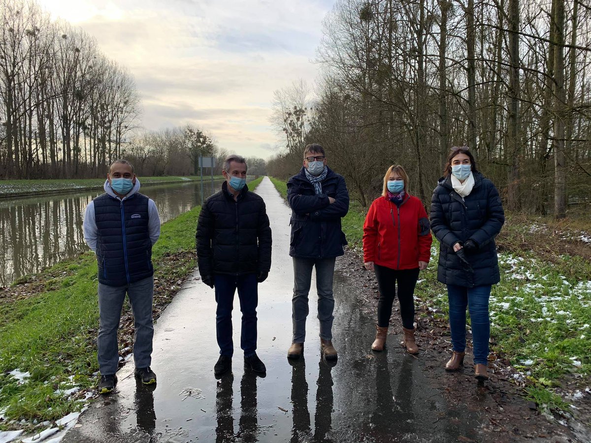 ASBFontaine's tweet photo. Devant un risque imminent de nouvelles #inondations à #Appilly, je m'y suis rendue dimanche au nom de la Région @hautsdefrance pour m'assurer que les mesures sont mises en œuvre pour protéger habitants et emplois. @xavierbertrand suit heure par heure l'évolution de la situation. https://t.co/MQtdq4JXLy