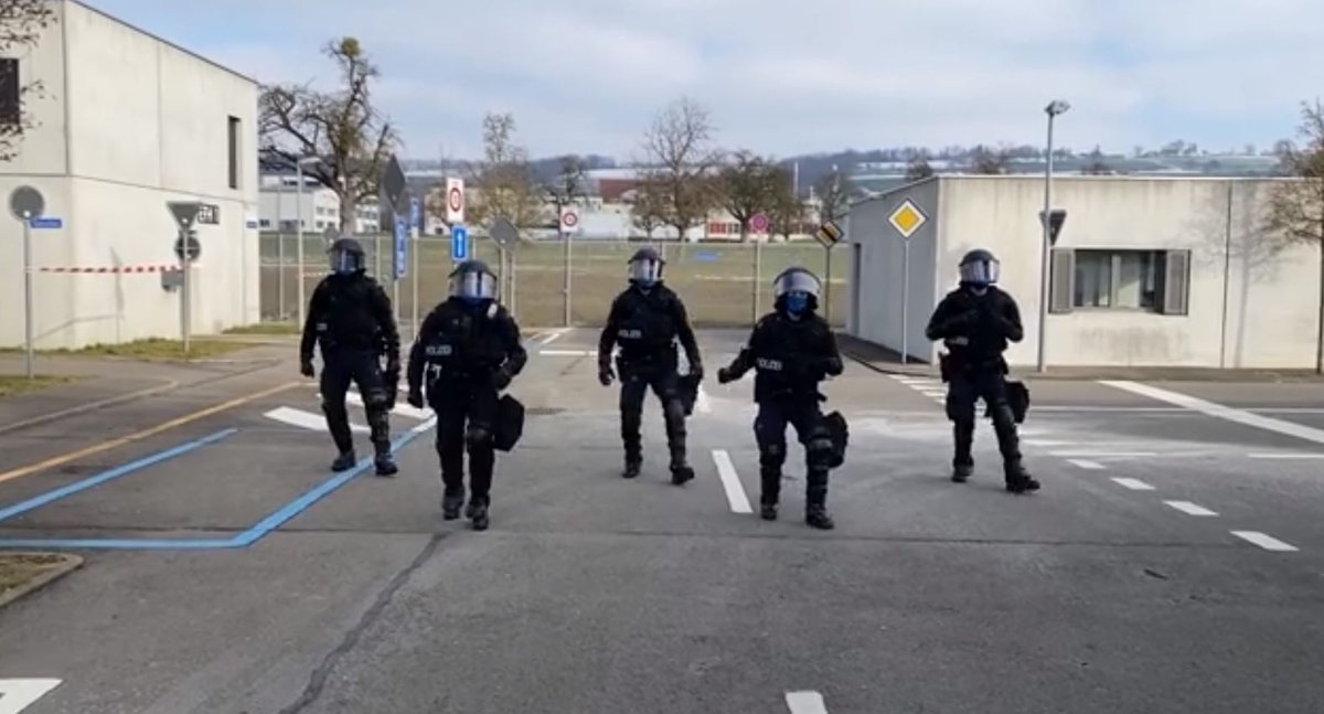 Suisse's tweet photo. C'est lundi et on sourit! 😁
Si vous cherchez de la motivation pour prendre la vie du bon côté en cette période difficile, regardez cette vidéo de la police 🇨🇭 de Zoug qui a relevé le “Jerusalema Dance Challenge”!
👉 https://t.co/VwtaYE0IUy https://t.co/Lz4TZhBBPC
