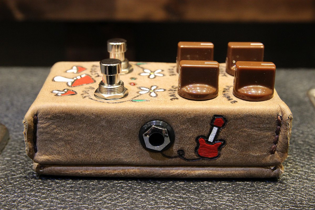Xotique's tweet photo. レザー仕様のヤバすぎるBOX OF ROCK🍄
可愛いのかサイケデリックなのかよく分かりません。
遊び心満載です。

#ZVex #BOXOFROCK #Xotique

👇Xotique Online Store👇
https://t.co/Y0DN3ofsXK https://t.co/Atwy2MKTa8