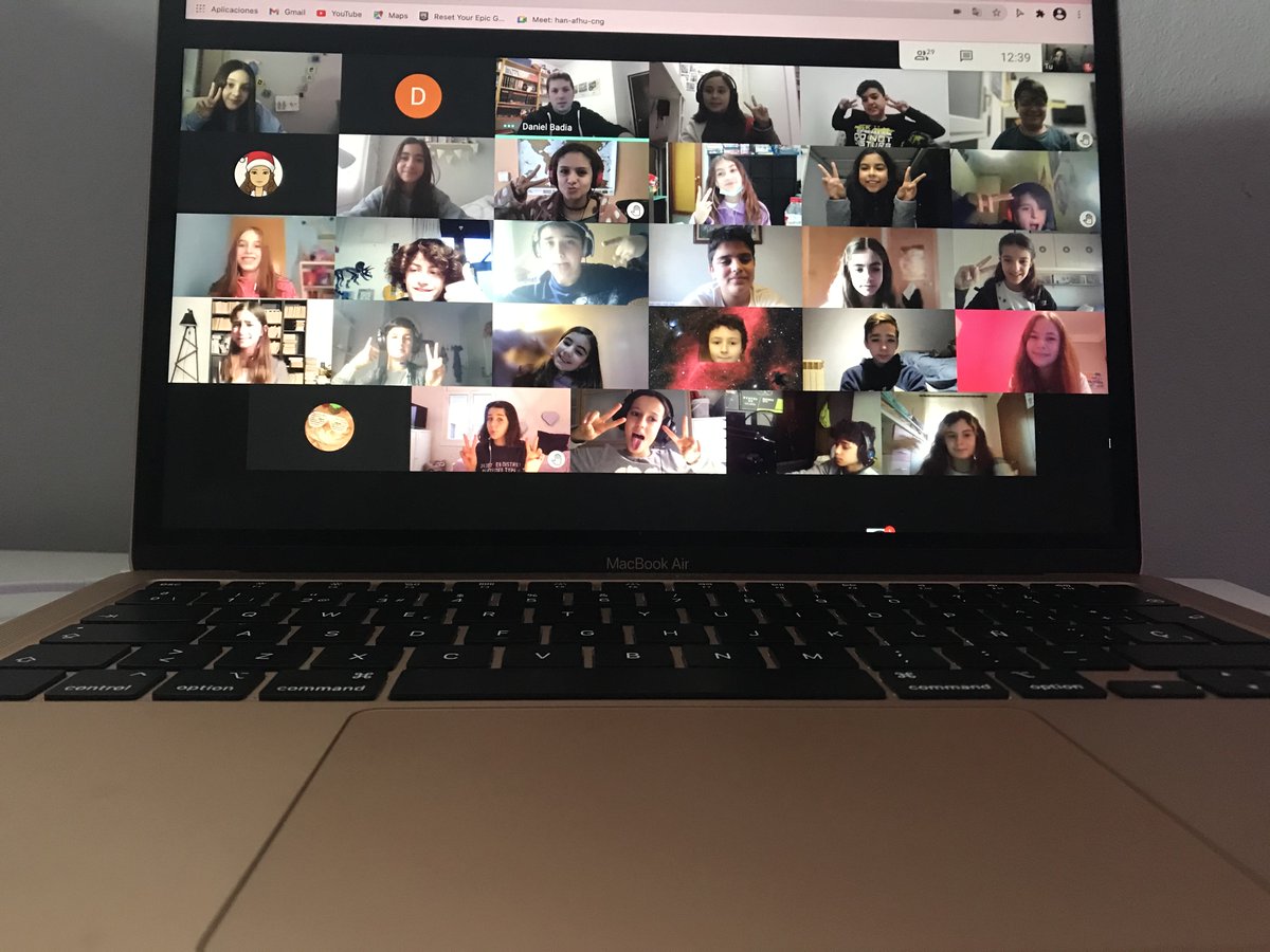 #screenshot VS #picture Com ho veu el docent VS com ho veu l'alumnat. Dos punts de vista d'aquest curs híbrid que estem vivint.
Esperant que divendres acabi el confinament de #6èA tot seguint les classes #Online 
#intensament #escolapropera #escolacompetent