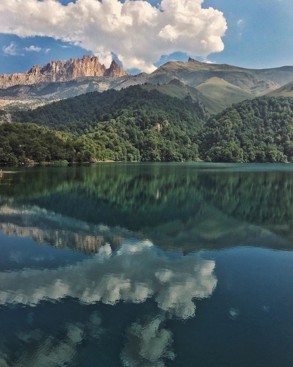 озеро гейгель азербайджан. озеро гёйгёль озёра азербайджана. голубое озеро гейгель. гёйгёль национальный парк. озеро маралгёль азербайджан.