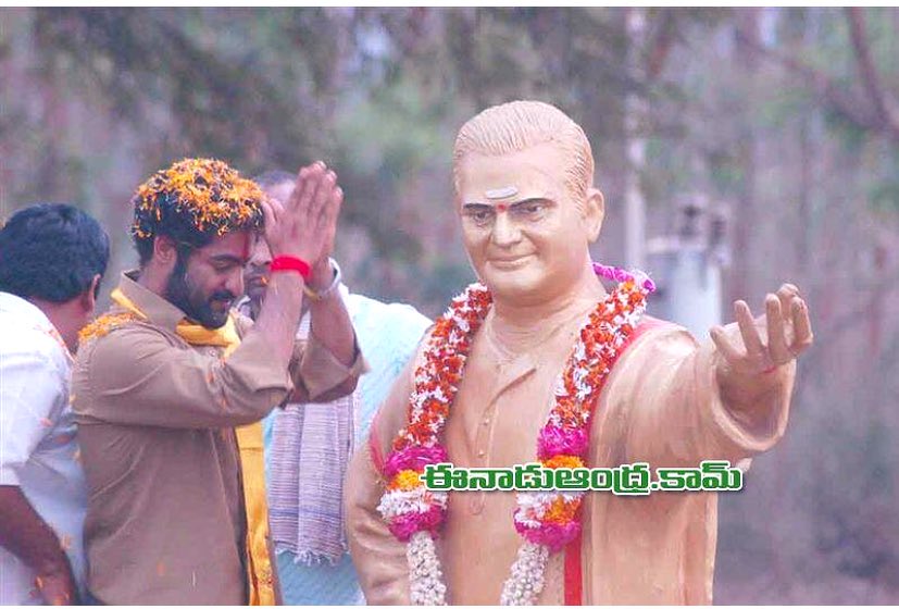 RuthlessLuger's tweet photo. Remembering The Legendary Personality Sr.NTR garu on his 25th Death Anniversary. #JoharNTR || @tarak9999 || @OverseasTarak || #TeamOTF https://t.co/5wpniYAepD https://t.co/lrhopcND3t