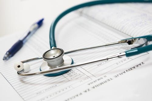 Industria_CCOO's tweet photo. ¿Conoces qué son los médicos "policía"? Son médicos que trabajan para empresas contratadas por los empresarios para controlar a las personas trabajadoras en situación de baja por contingencia común tramitada por el Servicio Público de Salud. #ControlaAlControlador @el_pais https://t.co/hJ4JmsfQ2n