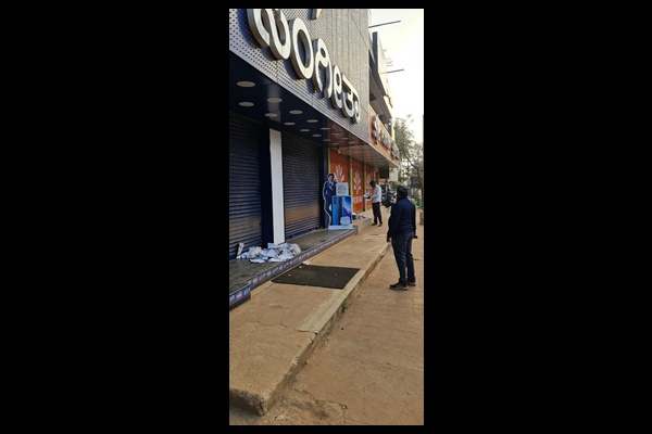 Andolanadigital's tweet image. ನಿಯಮ ಉಲ್ಲಂಘಿಸಿ ಕಸ ಹಾಕಿದ ಮಳಿಗೆಗಳಿಗೆ ಮೈಸೂರು ನಗರಪಾಲಿಕೆ ದಂಡ
ಮೈಸೂರು: ಮೈಸೂರು ಮಹಾನಗರ ಪಾಲಿಕೆಯ ನಿಯಮಗಳನ್ನು ಗಾಳಿಗೆ ತೂರಿ ಎಲ್ಲೆಂದರಲ್ಲಿ ಕಸ ಹಾಕಿದ ಎರಡು ಮೊಬೈಲ್ ಮಾರಾಟ ಮಳಿಗೆಗಳಿಗೆ ಪಾಲಿಕೆ ದಂಡ ವಿಧಿಸಿದೆ.
#finedtomobileshops #garbagedumping #mysore #mysorecitycorporation #ಕಸ #ದ

andolana.in/mysore-city-co…