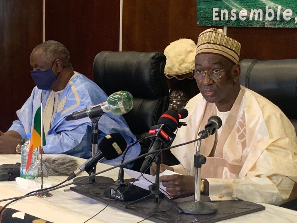 Je préside ce matin la cérémonie officielle d’ouverture des assises nationales sur le coton. Le coton qui représente 15% du PIB de notre pays, une filière précieuse dans notre économie qui doit bénéficier d’un développement soutenu.