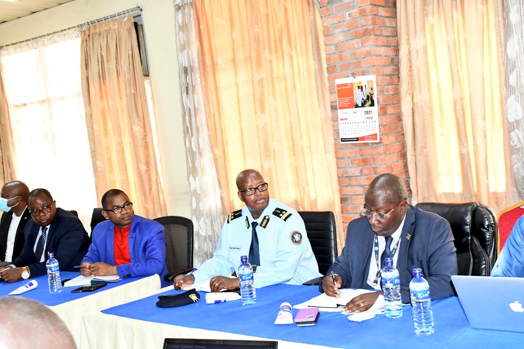 RTNBurundi's tweet photo. Il se tient au cabinet du @mspls_bdi une réunion du comité national de crise de gestion de Covid19 mis en place par @GeneralNeva dans le but d' évaluer la mise en œuvre de la campagne de lutte contre la #COVID19 sous la présidence du Ministre @MininterInfosBi G. Ndirakobuca. https://t.co/NlFFI9p7lN