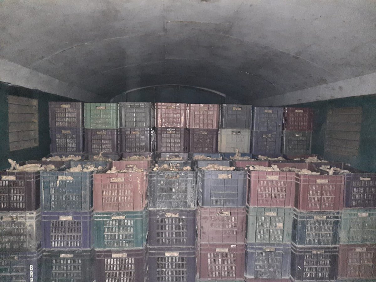 RailMinIndia's tweet photo. Ginger from Assam reaches  Telangana:

Indian Railways is providing Farmers access to bigger markets. Indian Railways loaded 23 tonnes Ginger from Dibrugarh, Assam to Hyderabad, Telangana.

#MoveItLikeRailways https://t.co/avu9FzYEF7
