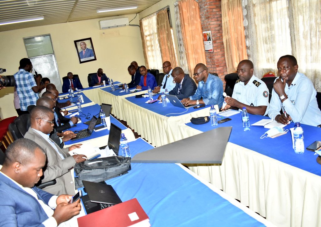 RTNBurundi's tweet photo. Il se tient au cabinet du @mspls_bdi une réunion du comité national de crise de gestion de Covid19 mis en place par @GeneralNeva dans le but d' évaluer la mise en œuvre de la campagne de lutte contre la #COVID19 sous la présidence du Ministre @MininterInfosBi G. Ndirakobuca. https://t.co/NlFFI9p7lN