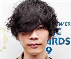 Tksh No Twitter クローズの小栗旬 目つきの悪さだけ ロン毛パーマの小栗旬 多分髪型 米津玄師 多分髪型 将来は舘ひろしみたいなサングラスが似合うナイスミドルになりたいです 似てると言われたことのある有名人を晒す