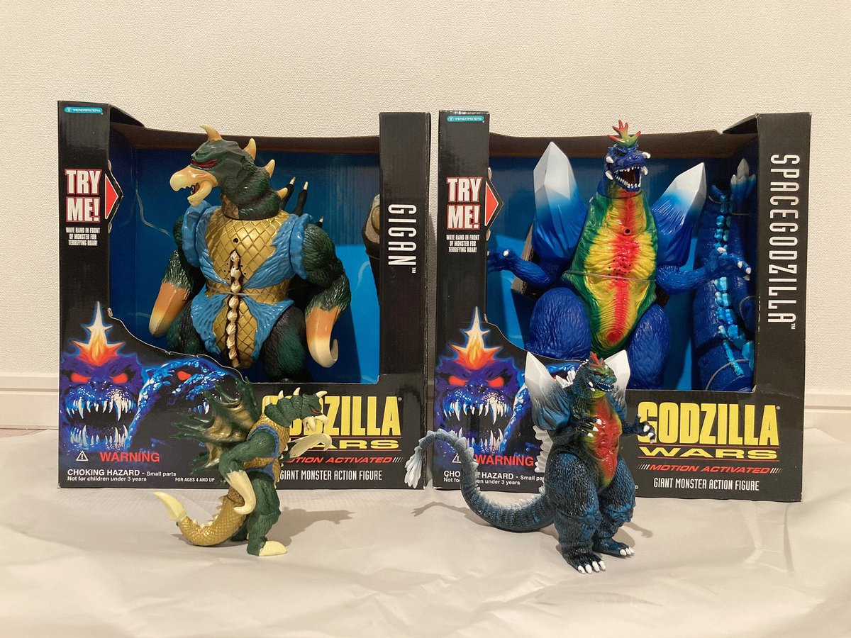 MobileOperation's tweet image. トレンドマスターの巨大ガイガンと巨大スペゴジが我が家に来ました。

この巨大さ迫力満点！(当社比)
あとで音が出るか確かめます

#Trendmasters