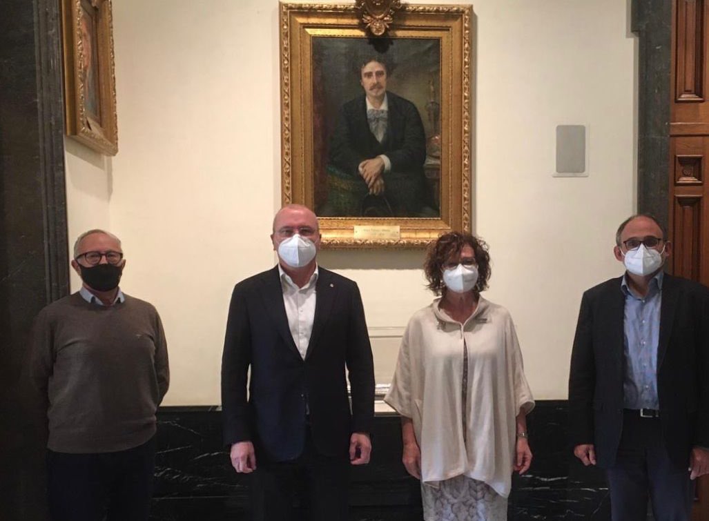 ElCircolReus's tweet image. La setmana passada ens vam reunir amb l’alcalde @reus_cat per donar a conèixer el documental 🎨 “Fortuny. La muerte del pintor” que el pròxim 26 de gener s’estrena al @TeatreFortuny_ 

➡️ #ElCircolReus col•laborem amb la seva organització junt amb @FundacioGresol. Us hi esperem!