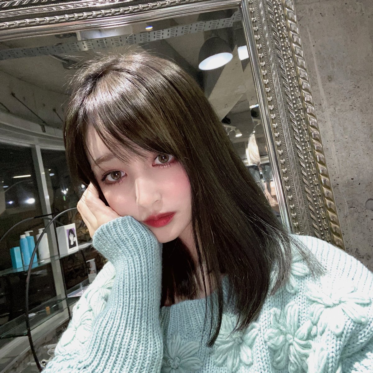 新希咲乃 にきさきの また髪色変えました カーキグレージュみたいな色で 元々ブリーチしてるから落ちていくともっと 緑っぽい色素薄い系になってくれるはず また急に明るくするかも 笑 やっぱ暗い方が好きかな