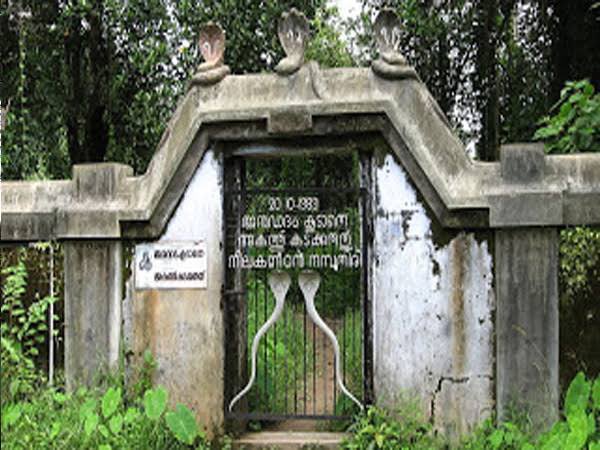 PAMBUMEKKATTU MANA MANDIR, THRISSUR (Ker)There was a time when one Mekkattu family suffered from severe poverty. The head of the family, Mekkattu Nampoothiri decided to perform penance at Thiruvanchikulam Mandir of Eranakulam; he stayed there and meditated for almost 12 years.