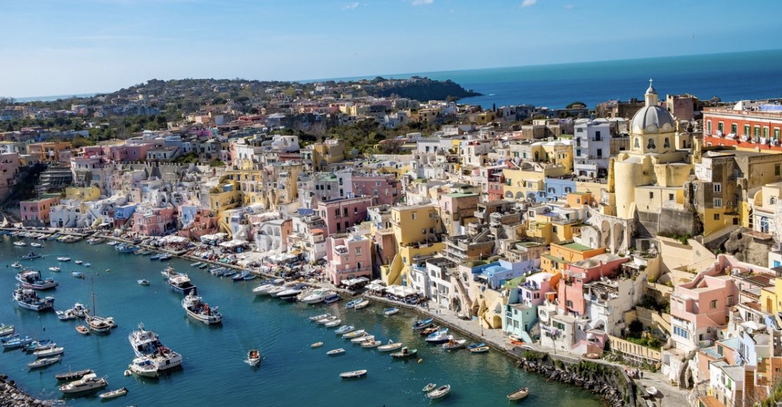 Questa è una bella notizia. 

Procida e' la Capitale italiana della cultura per l'anno 2022. 
E' stata proclamata da una giuria presieduta dal prof. Stefano Baia Curioni dopo l'esame dei 10 progetti presentati.
