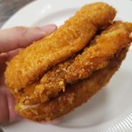 カレーパンとファミチキは相性抜群？!簡単に試せる美味しい食べ方が話題に!