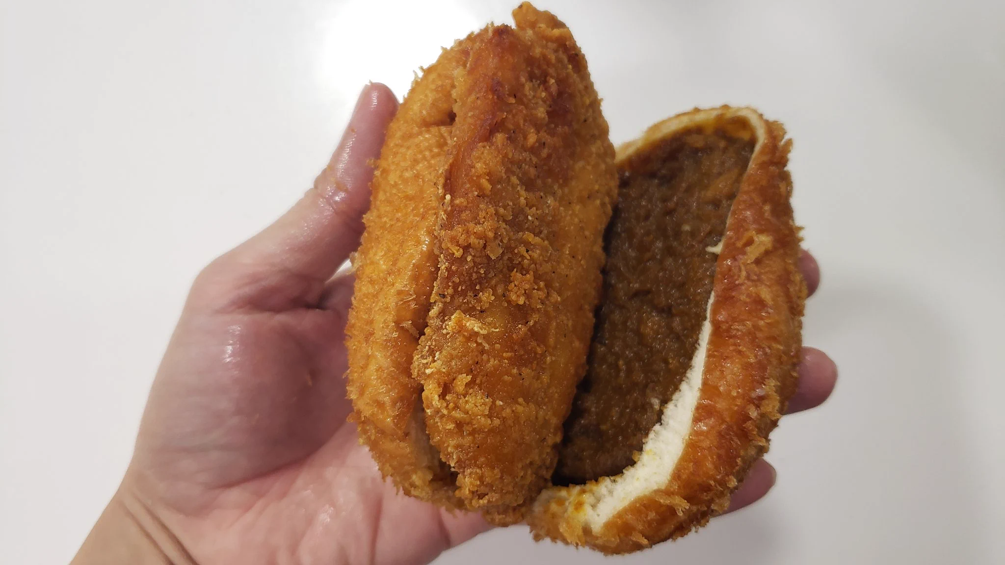 カレーパンとファミチキは相性抜群？！簡単に試せる美味しい食べ方が話題に！