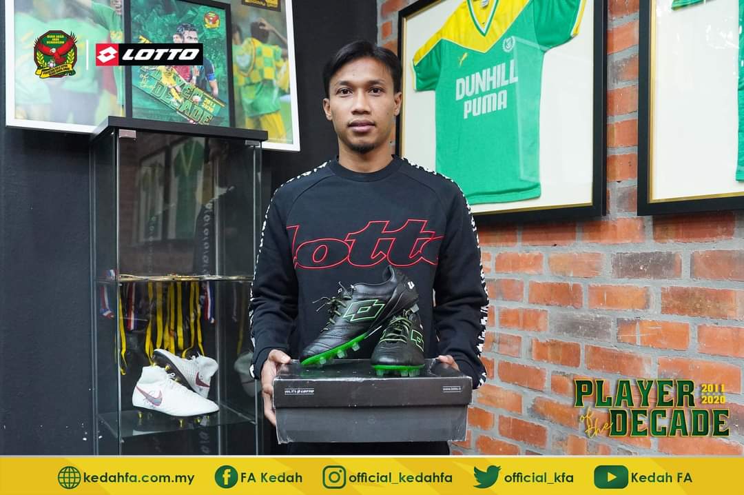 official_kfa's tweet photo. BADDROL TERIMA ANUGERAH 'PLAYER OF THE DECADE' KEDAH FA TAJAAN LOTTO

#KedahFA
#PlayeroftheDecade
#BB7 https://t.co/0w22P1uKr5