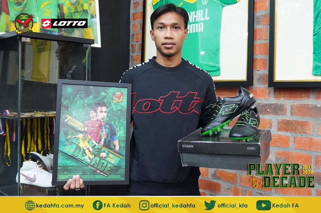 official_kfa's tweet photo. BADDROL TERIMA ANUGERAH 'PLAYER OF THE DECADE' KEDAH FA TAJAAN LOTTO

#KedahFA
#PlayeroftheDecade
#BB7 https://t.co/0w22P1uKr5