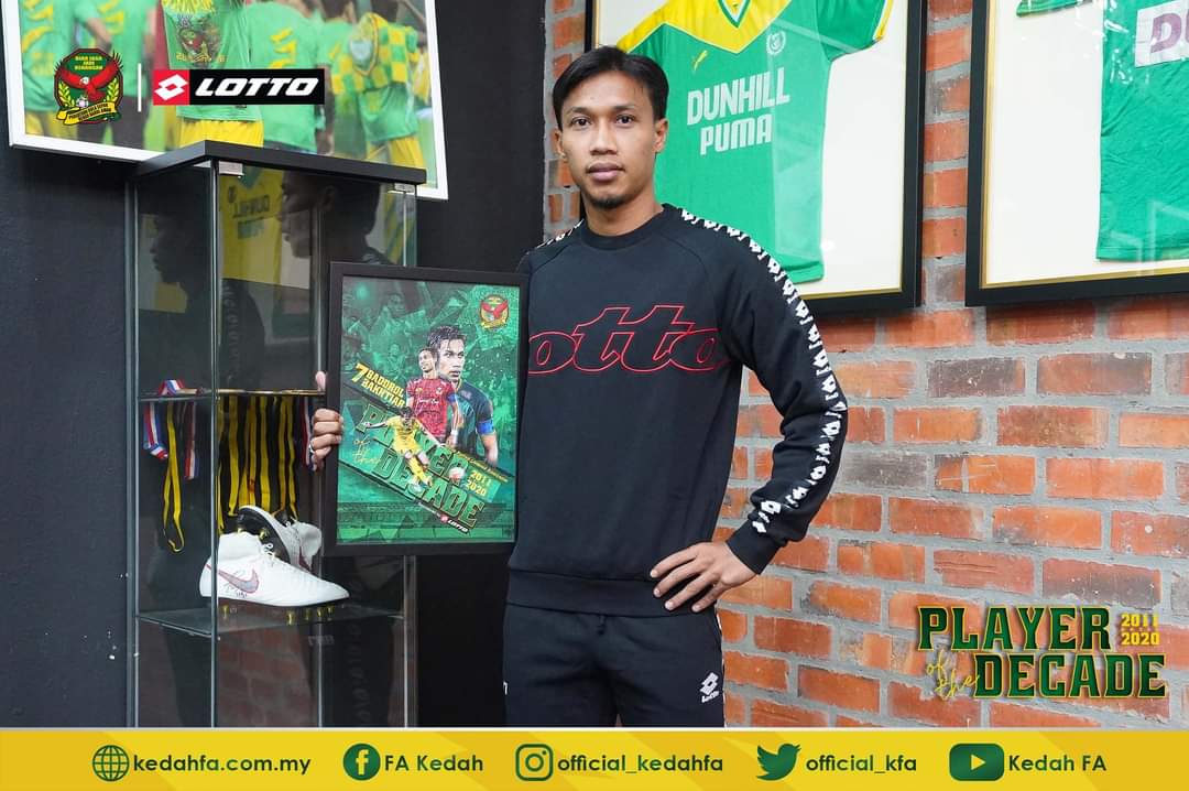 official_kfa's tweet photo. BADDROL TERIMA ANUGERAH 'PLAYER OF THE DECADE' KEDAH FA TAJAAN LOTTO

#KedahFA
#PlayeroftheDecade
#BB7 https://t.co/0w22P1uKr5