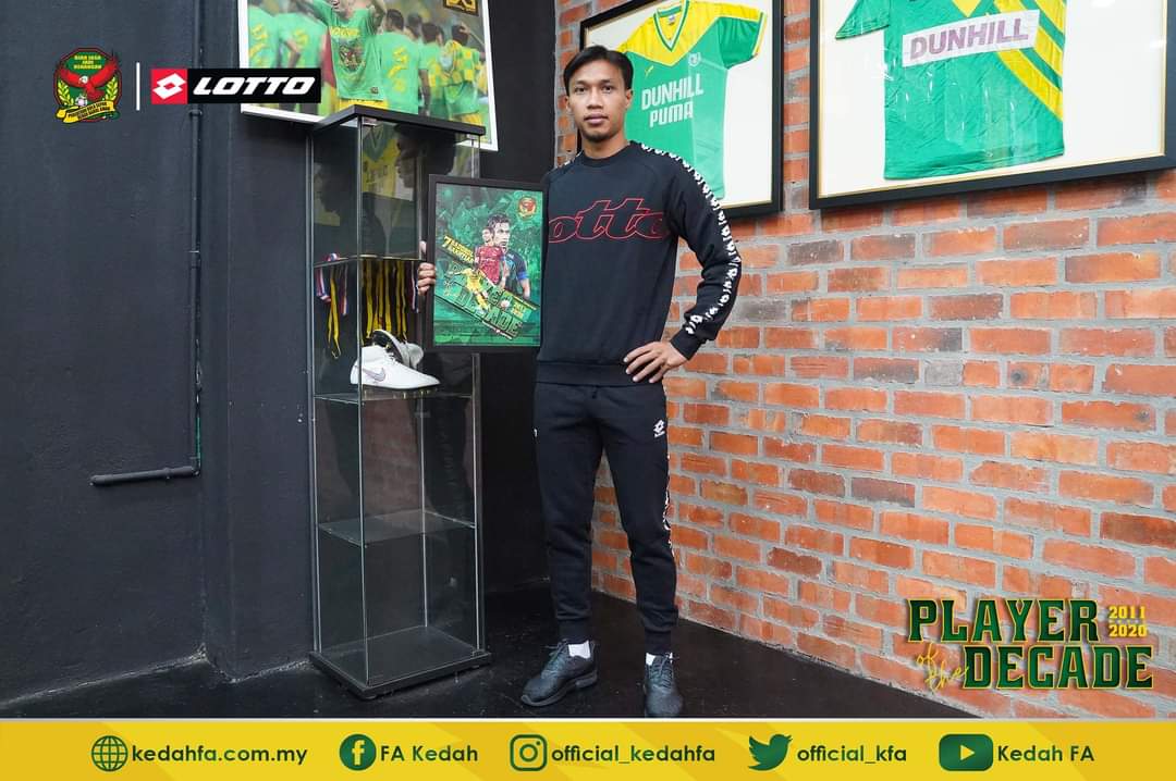 official_kfa's tweet photo. BADDROL TERIMA ANUGERAH 'PLAYER OF THE DECADE' KEDAH FA TAJAAN LOTTO

#KedahFA
#PlayeroftheDecade
#BB7 https://t.co/0w22P1uKr5