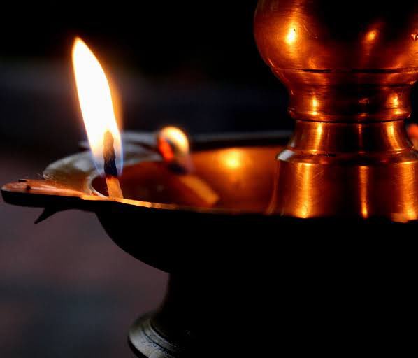 He gifted the nagamanikya to Nampoothiri. Since then, Nagaraja Vasuki and his wife, Nagayakshi are worshipped here. It has an oil lamp known as kedavilakku (the lamp that never blows out) which is perpetually aflame. The oil n ash from the lamp are given as prasad to devotees.