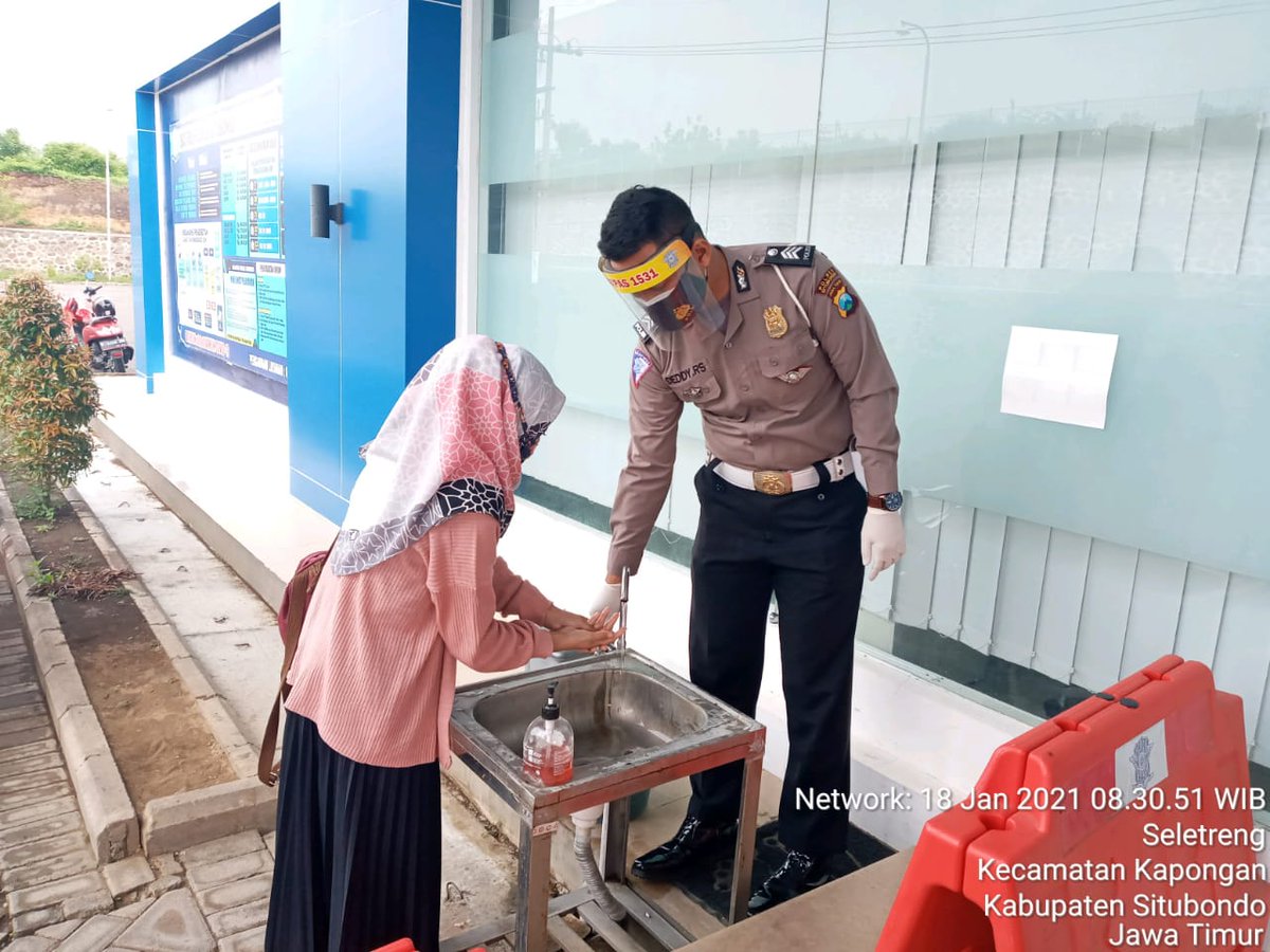 LantasSitubondo's tweet photo. Pelayanan Satpas Polres Situbondo patuhi protokol kesehatan dengan mennyiapkan wastafel, bilik sterilisasi, cek suhu, wajib gunakan masker dan menjaga jarak.
#ntmcpolri
#rtmcjatim
#jawatimurbangkit 
#patuhiprotokolkesehatan https://t.co/jkVw28hlUD