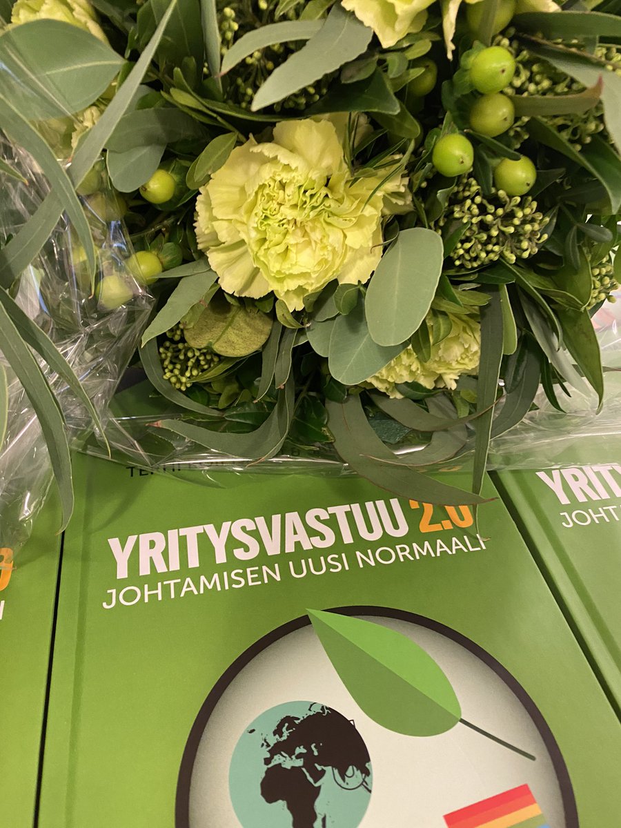 Vielä muutama tunti h-hetkeen: klo 14 julkistetaan Terhi Koipijärven ja Sari Kuvajan uudistama teos Yritysvastuu 2.0 - johtamisen uusi normaali. Liity mukaan striimiin ja ilmoittaudu tilaisuuteen Kauppakamarikaupassa. #kauppakamariHEL #yritysvastuu <a href="/SariKuvaja/">Sari Kuvaja</a> <a href="/TerhiKoipijarvi/">Terhi Koipijärvi</a>