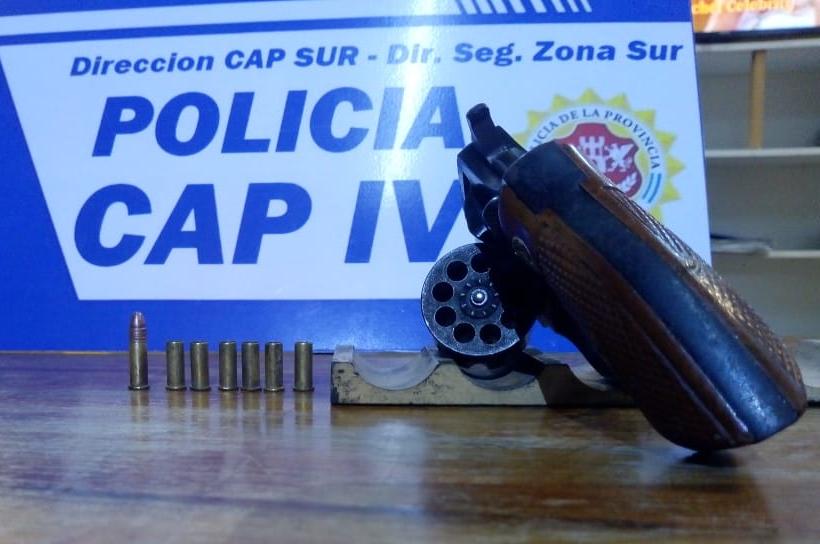PoliciaCbaOf's tweet photo. #CAPIV Un individuo de 18 años fue #Detenido tras #Control en Bº Nuestro Hogar III. Momentos antes, habría efectuado disparos en la vía pública. Se secuestró un revólver cal. 22 largo con 6 vainas servidas y una munición cal. 22. https://t.co/VWuQFFomoo
