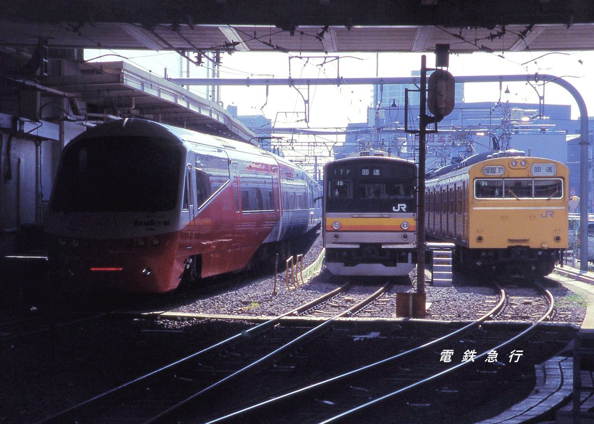 電鉄急行 ｊｒ南武線武蔵溝ノ口駅 に登場した伊豆急のアルファリゾート 現在はザ ロイヤルエクスプレス 伊豆の観光ｐｒに伴う展示会です マニア的にはちょっと残念な停車位置 でした 01年10月撮影 伊豆急 東急 南武線 ｊｒ東日本